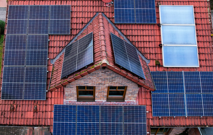 Durch eine Photovoltaikanlage kostenguenstig eigenen Solarstrom produzieren