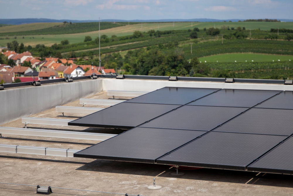 Photovoltaikanlagen auf Flachdächern: Vor- und Nachteile